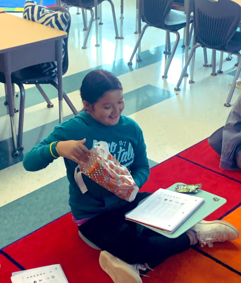 MsWilkinson4th's tweet photo. In reading, we are learning about how animals use their senses to navigate the world. To introduce our next story, we explored our 5 senses with mystery bags! Pop Rocks were definitely a new favorite for Room 215! 💥 #OneWaverley https://t.co/aTMFnGvS1c
