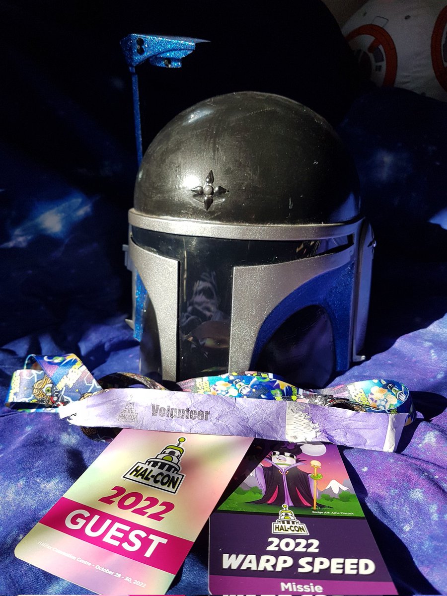 Back in the spring, I decided on a quiet con.... Blew that plan right out the window, eh?

Thank you <a href="/halcon_scificon/">Hal-Con SciFi Con</a> You all made magic happen this weekend &amp; I got to enjoy it pretty much from every perspective possible. 

Mighty fine shindig 🤘