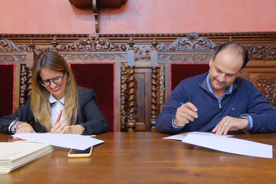 aytoayamonte's tweet photo. EL AYUNTAMIENTO DE AYAMONTE RENUEVA SU APOYO A LA SEMANA SANTA

La alcaldesa Natalia Santos, y el presidente de la Agrupación de Cofradías y Hermandades de la Semana Santa, Javier Boza, han suscrito este miércoles un nuevo convenio colaboración según el cual el Ayuntamiento https://t.co/dDsuzYvnPO