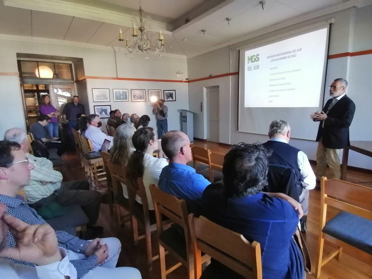 Sin la presencia de autoridades de Gobierno, estamos realizando junto a parlamentarios, Carabineros y agricultores, un encuentro de trabajo para analizar la situación legal de los predios afectados hace un año en la comuna de #Máfil y otros sectores de la región de Los Ríos.