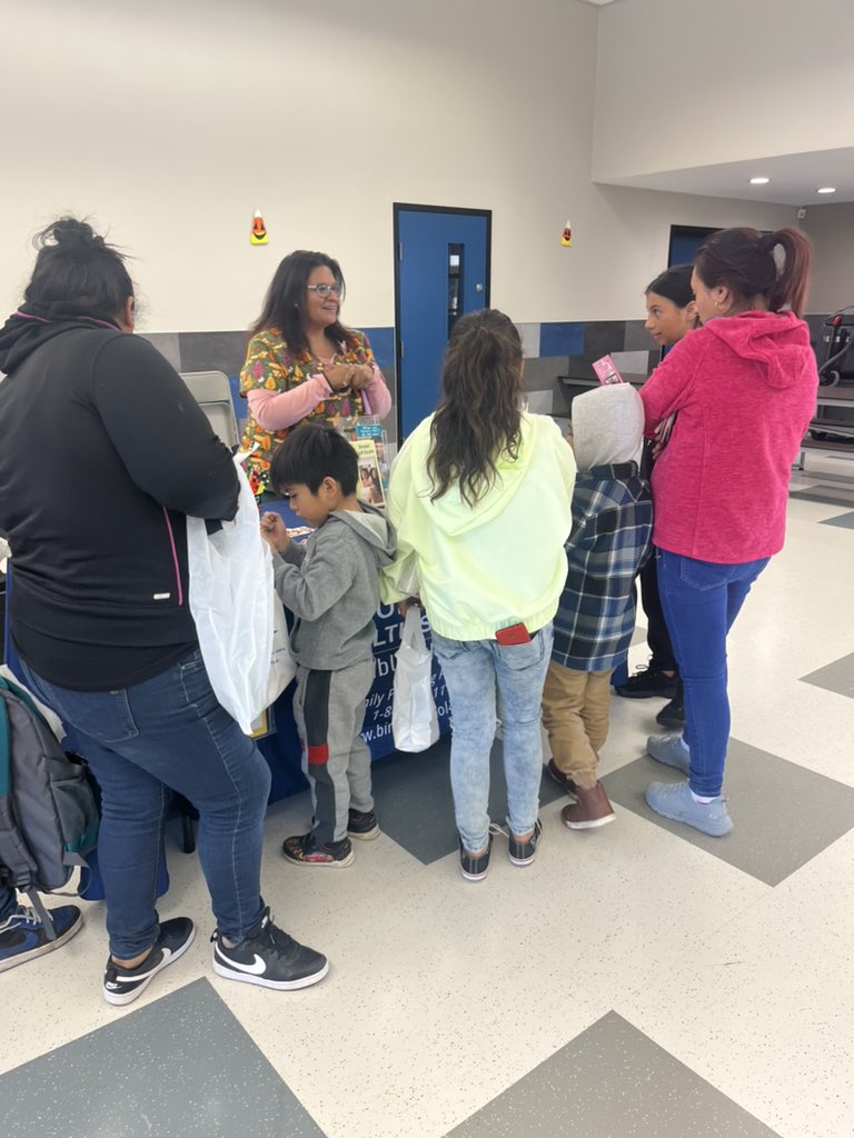 MrsMorgan528's tweet photo. Great community event today at Tomas Rivera MS. Our students get get these amazing backpacks packed with supplies for FREE! Excited to be at Tomas as a new Interim Assistant Principal! Such a TomAsome day! https://t.co/2iP1ncXrUZ