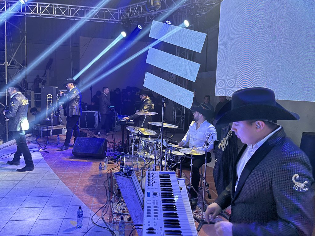 D2kMusic's tweet photo. Anoche con @MONTEZDEDURANGO 🦂 San Lorenzo San Marcos Guatemala 🇬🇹 Full👌🏻👏🏻👏🏻 https://t.co/ZCt59pqCNp