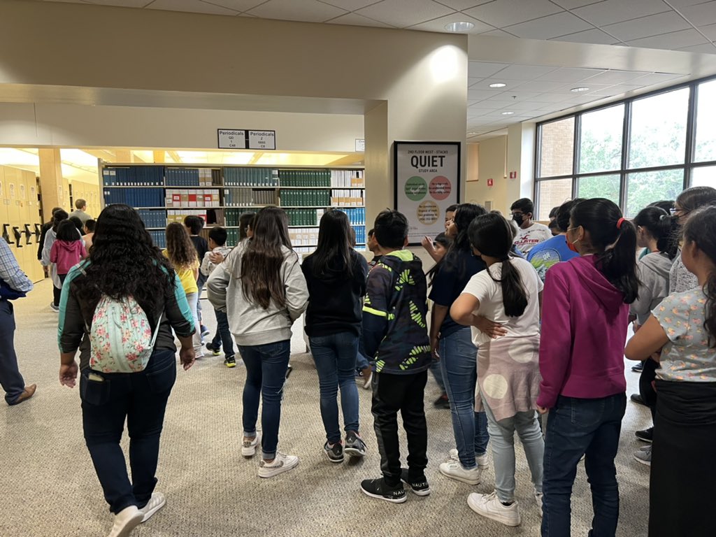 5th grade @FieldsFalcons are on the move again. We had a great time touring @utrgv and learning about the different things our university has to offer. A bonus was that we visited my favorite place on campus, the library 💛💙 @FieldsCounselor #FieldsInspires #CollegeBound