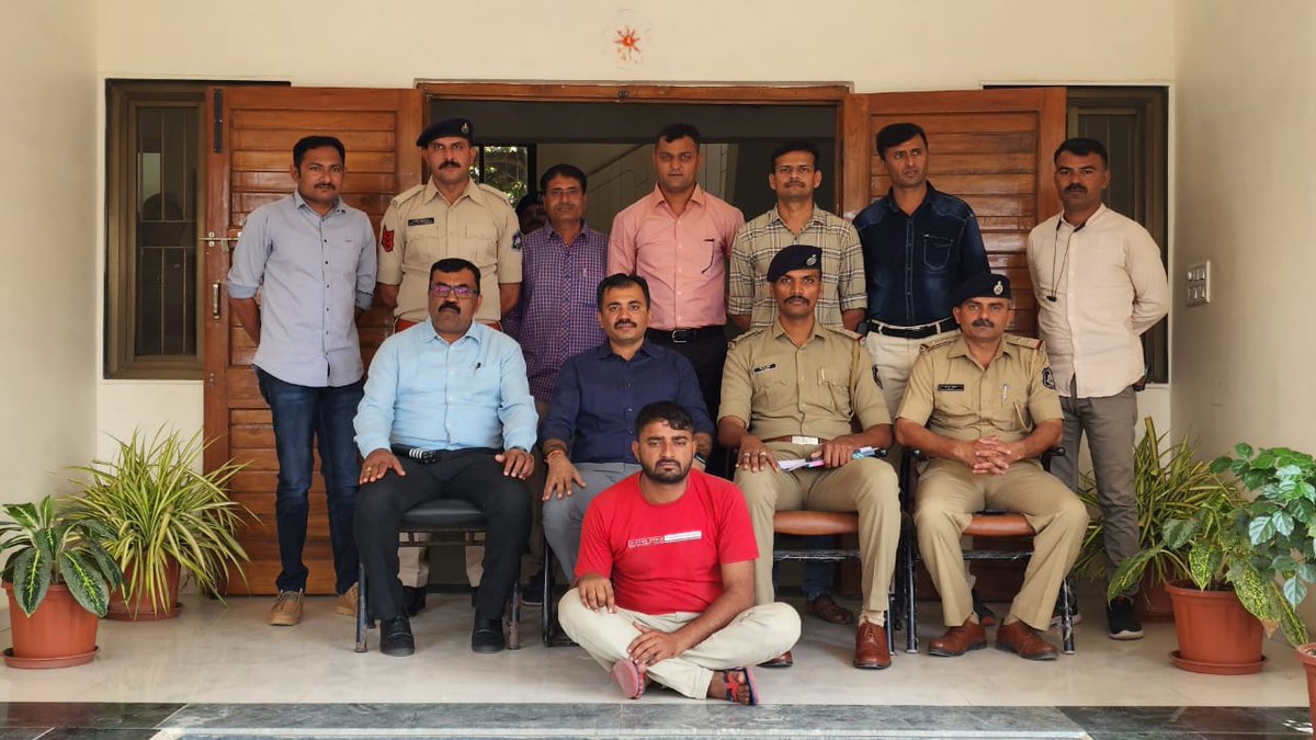 સમગ્ર ભારત ભરમાં ધાર્મીક પ્રવાસન રૂમ બકુીંગના નામે ફ્રોડ આચરતા ઇસમને 
રાજસ્થાન ખાતેથી પકડી પાડતી ક્રાઇમ બ્રાન્ચ, ગીર સોમનાથ.

<a href="/ips_m_n_jadeja/">IPS Manoharsinh Jadeja</a> 
<a href="/GujaratPolice/">Gujarat Police</a> 
<a href="/sanghaviharsh/">Harsh Sanghavi</a>