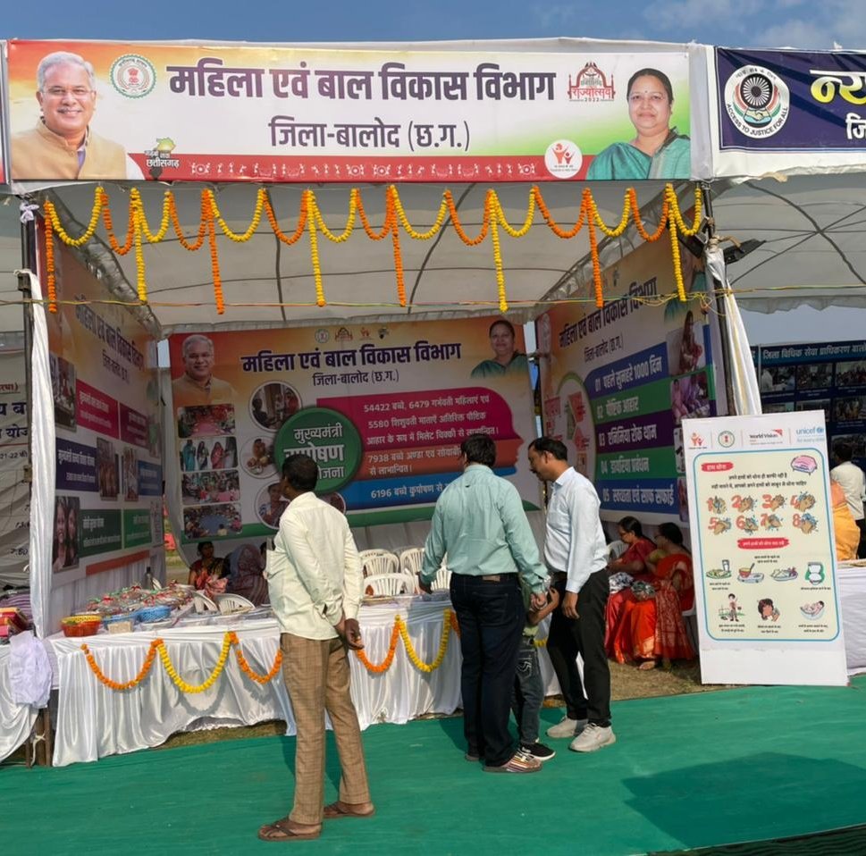 Deeksha12719150's tweet photo. it's very nice to see this poster of hand washing in the Balod's WCD stall during #Rajyotsav2022 program held in district. Hand washing is one of the most effective wepons for takleing Malnourishmant.@sweta247 @birajakabi @ManiAnupam @ashishapri2 @UNICEFIndia @meenakshi_dew https://t.co/2qxhmqd6qr