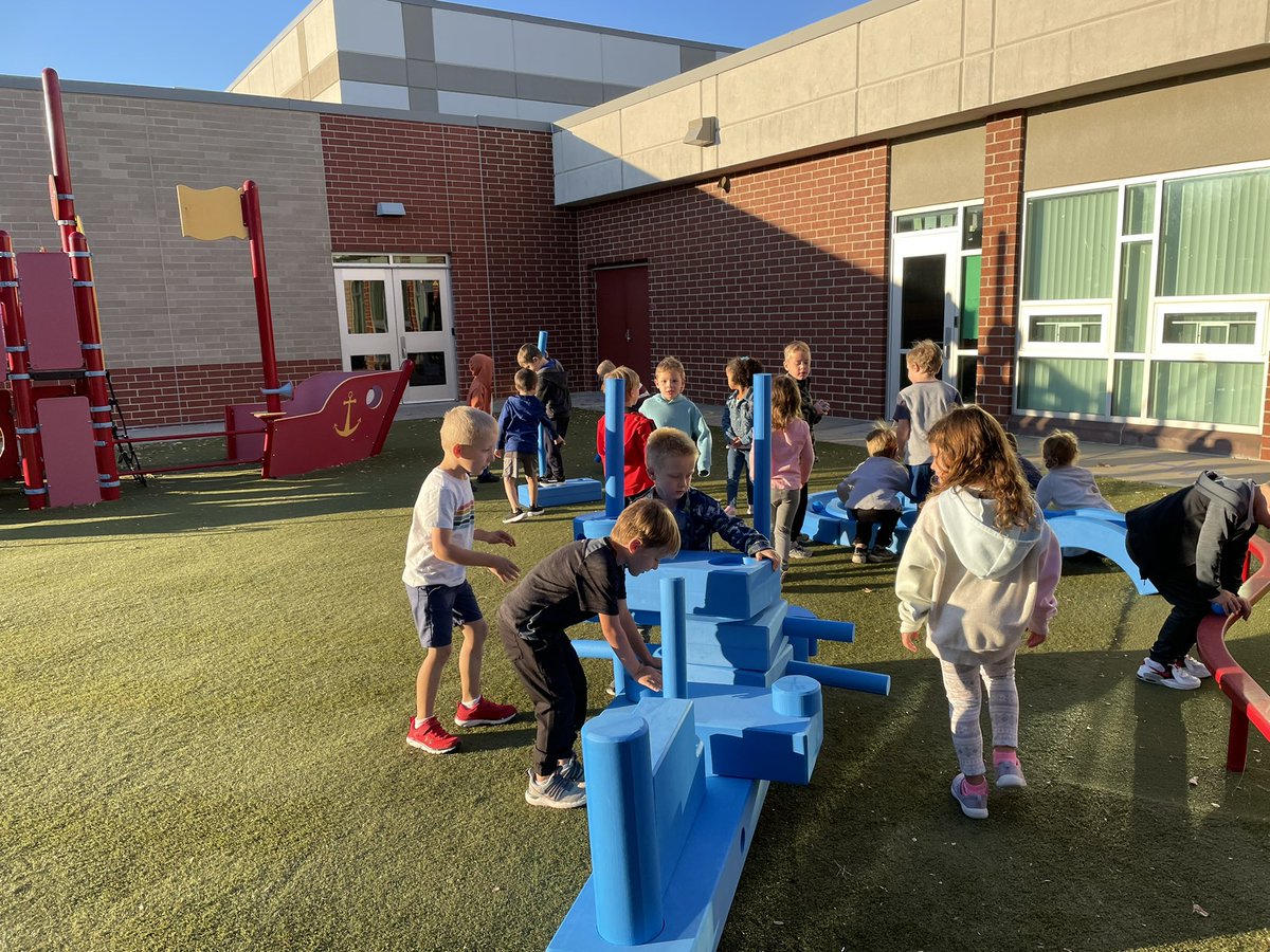HHEMrsHarrel's tweet photo. Thank you @hhehornets PTA for the amazing @ImgPlayground #BigBlueBlocks purchased for our Kinder Kids to use at recess! On their first day we had boats, cars, gondolas, and houses. They ❤️ them! @HUNTERLSAP @LSR7 https://t.co/QSq7L02DTO