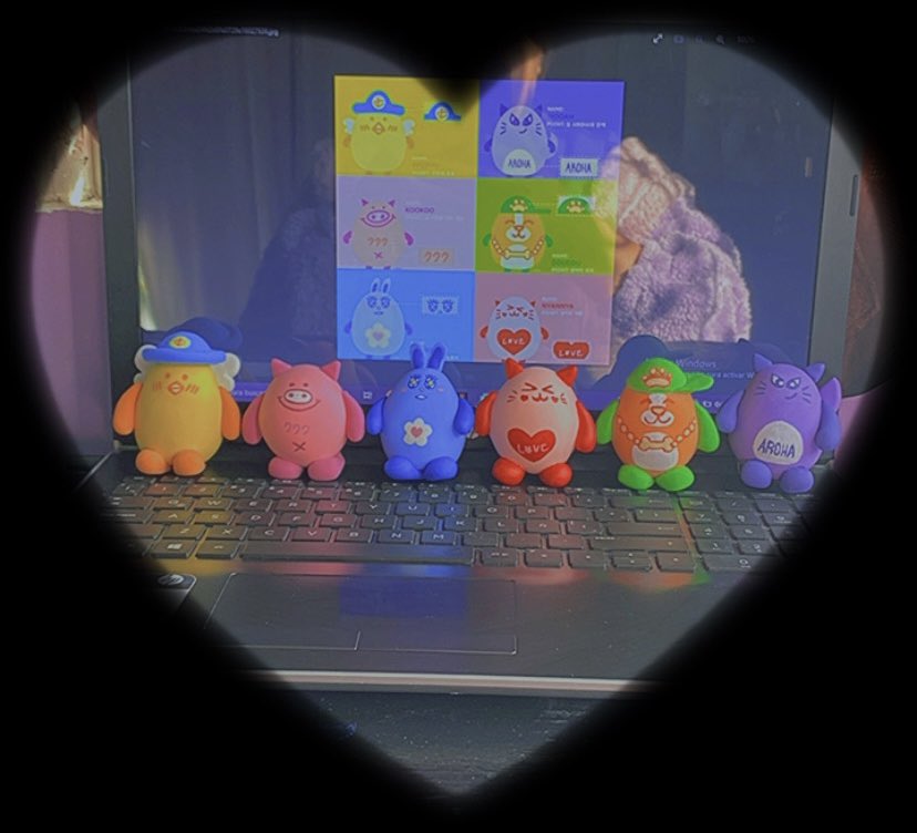 Jz_Sanhky's tweet photo. Abro hilo del tutoríal de como hice mis #rorohas 💕 

Materiales:
-Foamy moldeable (diferentes colores)
-Pintura acrílica 
-Dos pinceles
-Tiempo
-Paciencia 
-Amor https://t.co/wcVx2FxDPT