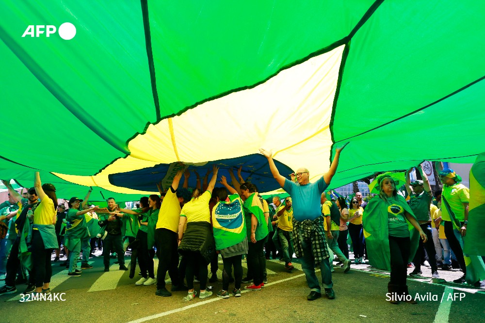 AFP's tweet photo. Thousands of Jair Bolsonaro's supporters called Wednesday for the Brazilian military to intervene and keep the right-wing president in power after he lost re-election over the weekend to leftist Luiz Inacio Lula da Silva
@AFP story:
https://t.co/vW1H0vEEDi https://t.co/41uWCRUACf