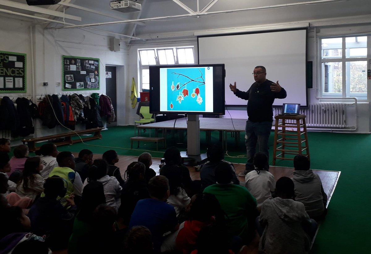 EdibleSE16's tweet photo. The #inspirational @cmcollins_hort wowing all the pupils @SurreySqSchool for #aspirationweek
#gardening #growyourown #gardendesign
👏👏 @GroundworkLON
#GardeningTwitter
#morethanaschool
#VegAdvocate https://t.co/Qs2Ttldjl4