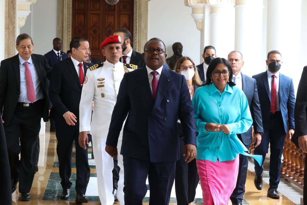 #EnFotos || ¡Diplomacia Bolivariana de la paz!

En nombre del Pdte. <a href="/NicolasMaduro/">Nicolás Maduro</a>, este miércoles la Vicepdta. Ejecutiva, Dra. <a href="/delcyrodriguezv/">Delcy Rodríguez</a> recibe en la Casa Amarilla Antonio José de Sucre de Caracas, al presidente de la República de Guinea Bissau, Umaro Sissoco.

#02Nov