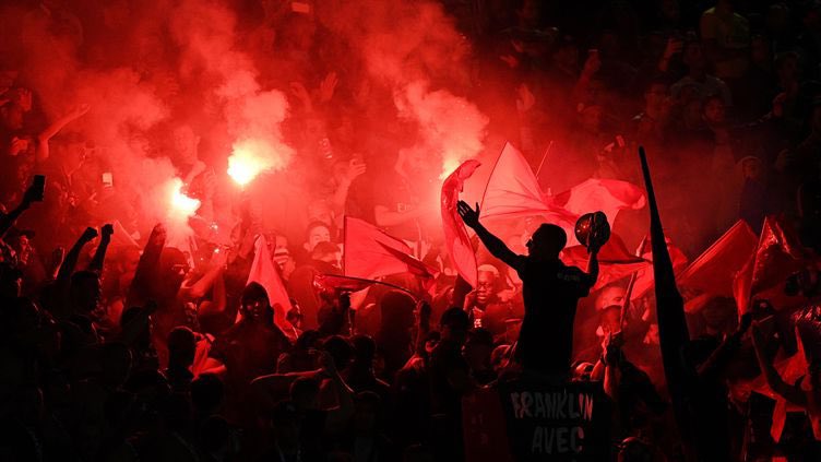 KonbiniList's tweet photo. Nos reporters se sont rendu à Vuranio pour le match @vuranioFC vs @a_pasmoda pour assister au retour des Ultras qui ont été suspendu pendant 2 jours et demi suite à un jet de clémentine lors d’un match amical. 🍊 https://t.co/wSQB9TjHdv