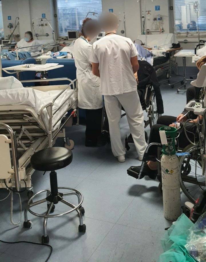 Urgenciaslapaz's tweet photo. En la urgencia de la Paz llevamos varios días de colapso absoluto (de nuevo).

La sala para pacientes con sospecha de coronavirus ha llegado a tener a 18 personas enfermas para 12 camas. Como puede verse, hay mucha distancia de seguridad

 @IdiazAyuso @eruizescudero https://t.co/LHlnkrVjxz