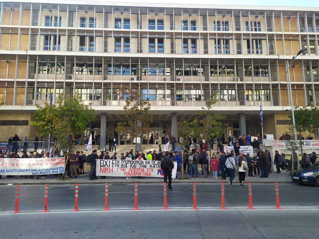 Από την χθεσινή μαζική παράσταση διαμαρτυρίας των απεργών της #ΜαλαΜΑΤινα έξω από το δικαστήριο την ώρα της εκδίκασης των ασφαλιστικών μέτρων που κατέθεσε το Σωματείο εργαζομένων.