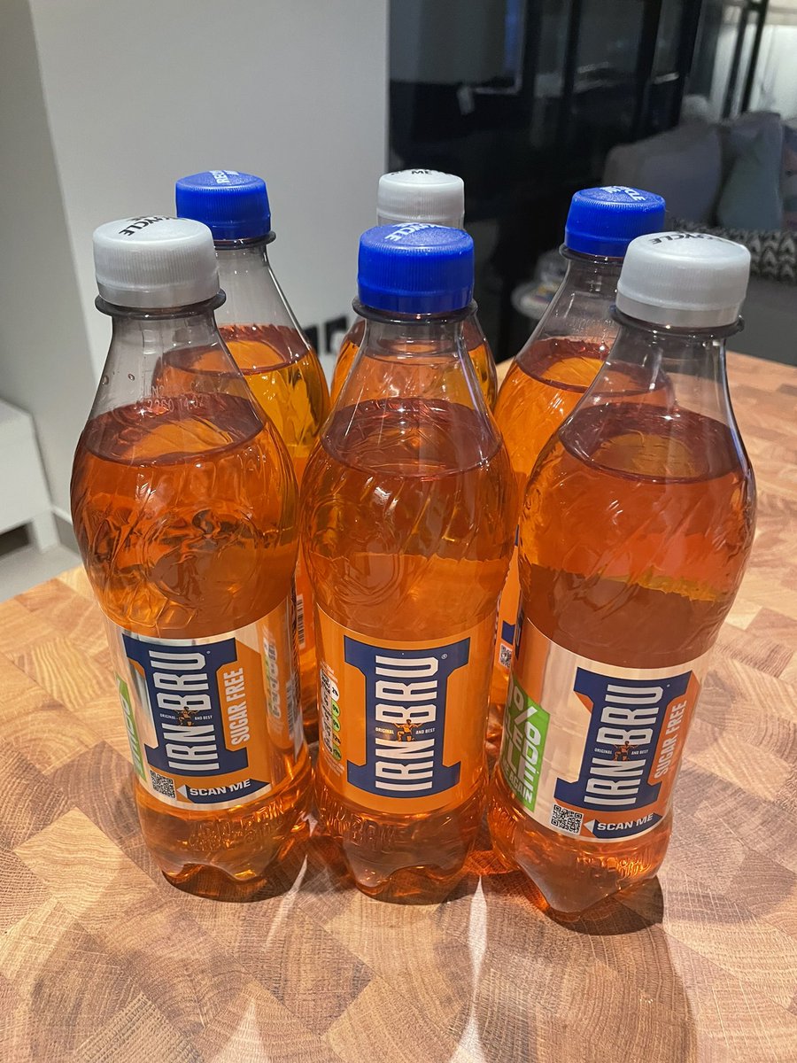 EMcCulley_'s tweet photo. When you have visitors from Bonnie Scotland 🏴󠁧󠁢󠁳󠁣󠁴󠁿❤️ #IrnBru 🧡 https://t.co/iLAkxaHwZS