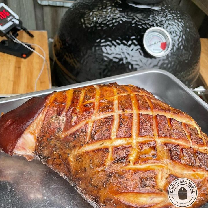 Look at this awesome smoked ham from @chefsbbqtable - These guys are in the Netherlands crafting all sorts of delicious barbecue. Their profile is full of great recipes that are worth the patience of google translating 😄 Go check them out! #chefsbbqtable #ultraq #smokedham