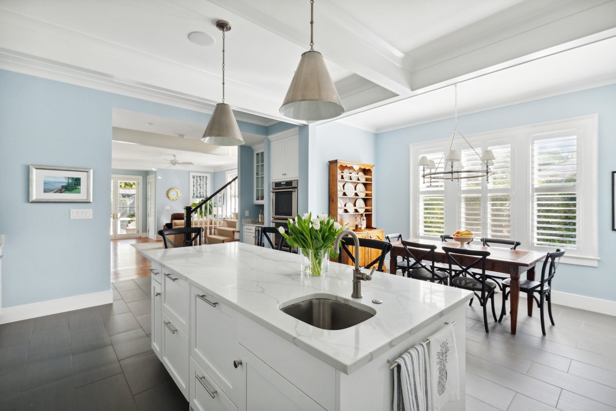 CarriageCHS's tweet photo. Charming Queen Anne home, lovingly restored in 2016-2017. Open and spacious, sunlit, off-street parking. Wrap-around double piazzas. Listed by Charles Sullivan. For more information, visit https://t.co/GlI0JjgWhT https://t.co/zrhDGABiZ6