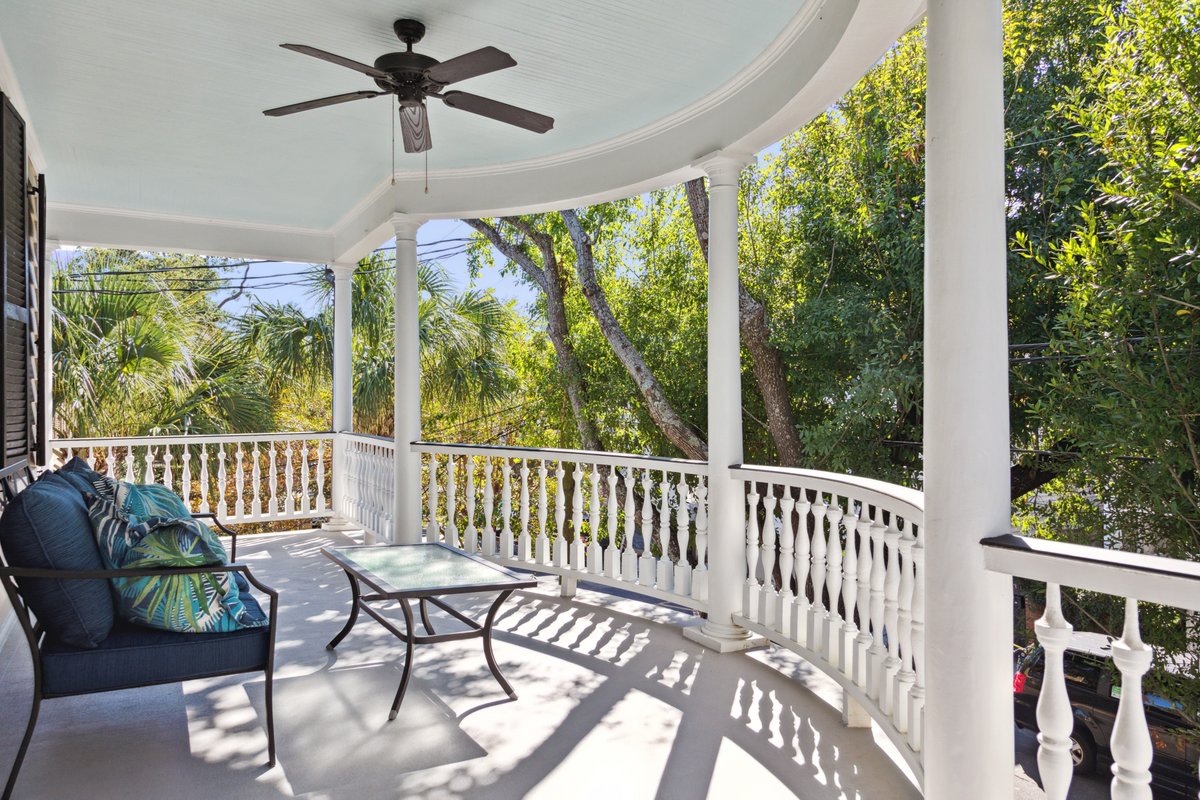 CarriageCHS's tweet photo. Charming Queen Anne home, lovingly restored in 2016-2017. Open and spacious, sunlit, off-street parking. Wrap-around double piazzas. Listed by Charles Sullivan. For more information, visit https://t.co/GlI0JjgWhT https://t.co/zrhDGABiZ6