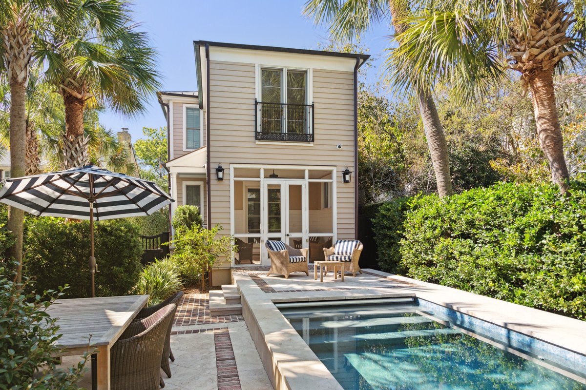 CarriageCHS's tweet photo. Charming Queen Anne home, lovingly restored in 2016-2017. Open and spacious, sunlit, off-street parking. Wrap-around double piazzas. Listed by Charles Sullivan. For more information, visit https://t.co/GlI0JjgWhT https://t.co/zrhDGABiZ6