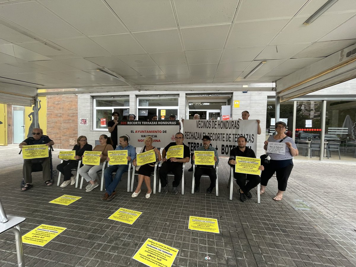 Los hosteleros de Honduras se manifiestan para denunciar que pierden 200 euros al día por el cierre de terrazas. 👩🏼‍💻📰