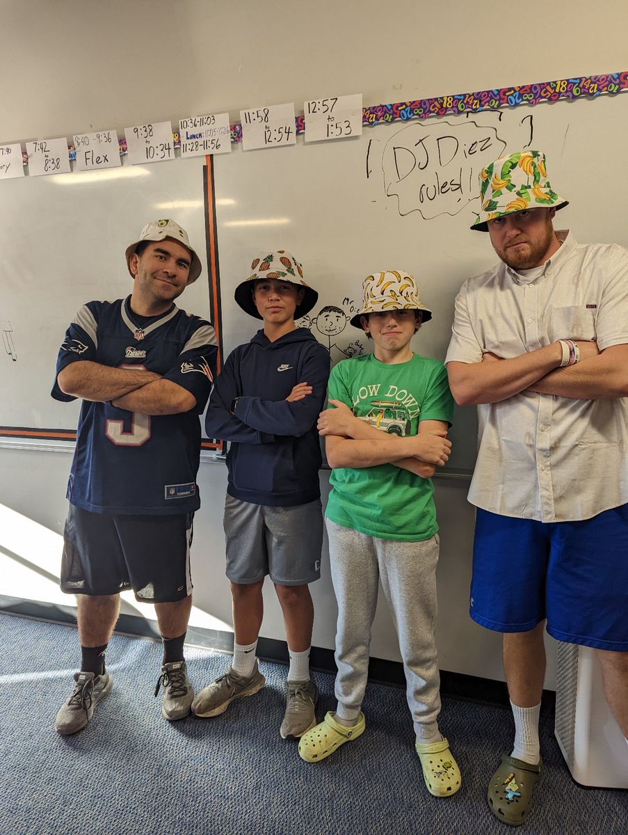 Teacher student swap day was a big hit! Here are some of our teachers and students showing <a href="/RMS_Remdawgs/">RMS</a> spirit 🐾🐾 #FranklinPSNews #RMSCares #TreatsforTroops
