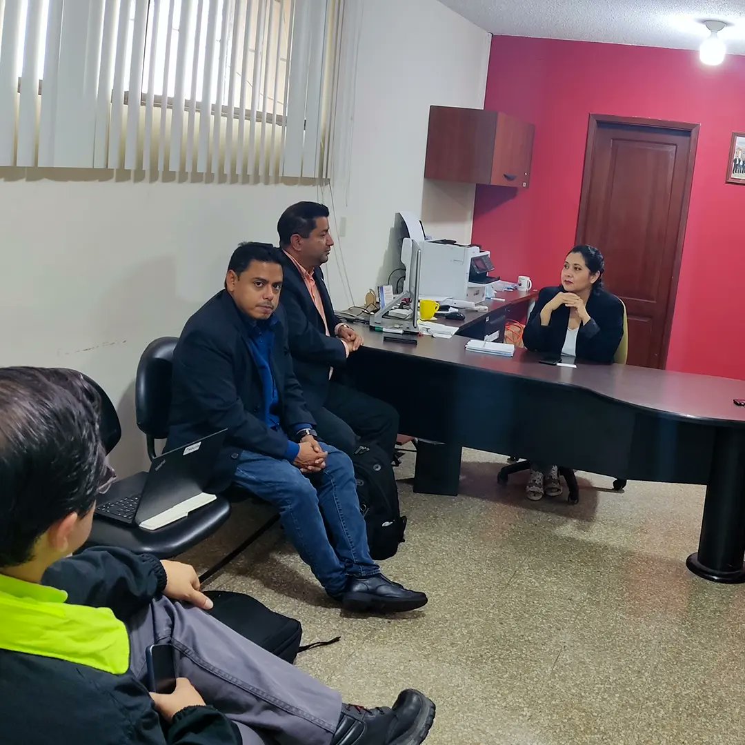 uaic_utmach's tweet photo. 👷🏼👷🏻‍♀️

En presencia de las autoridades de la FIC se llevó a cabo una reunión con representantes de @HolcimEcuador para efectuar un convenio académico cuyo objetivo es compartir experiencias, conocimientos y procesos de fabricación de materiales de construcción sostenible. https://t.co/FsLtbRUl2c