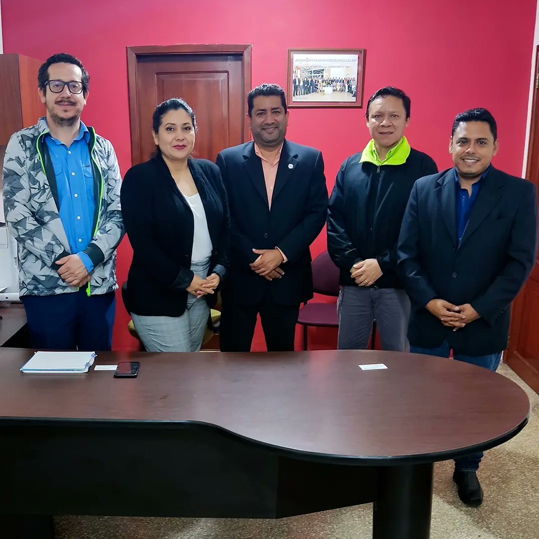 uaic_utmach's tweet photo. 👷🏼👷🏻‍♀️

En presencia de las autoridades de la FIC se llevó a cabo una reunión con representantes de @HolcimEcuador para efectuar un convenio académico cuyo objetivo es compartir experiencias, conocimientos y procesos de fabricación de materiales de construcción sostenible. https://t.co/FsLtbRUl2c