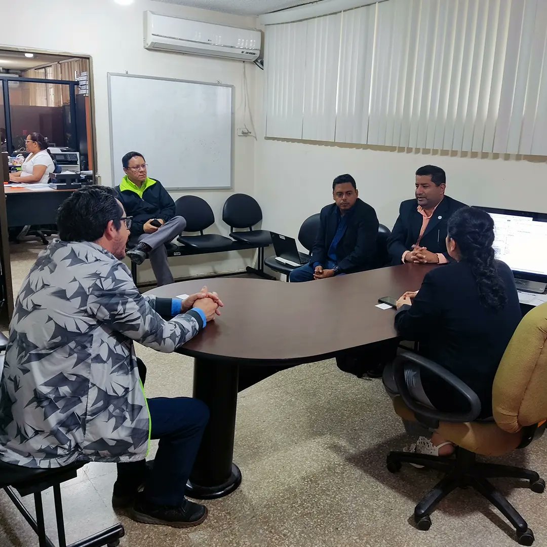 uaic_utmach's tweet photo. 👷🏼👷🏻‍♀️

En presencia de las autoridades de la FIC se llevó a cabo una reunión con representantes de @HolcimEcuador para efectuar un convenio académico cuyo objetivo es compartir experiencias, conocimientos y procesos de fabricación de materiales de construcción sostenible. https://t.co/FsLtbRUl2c