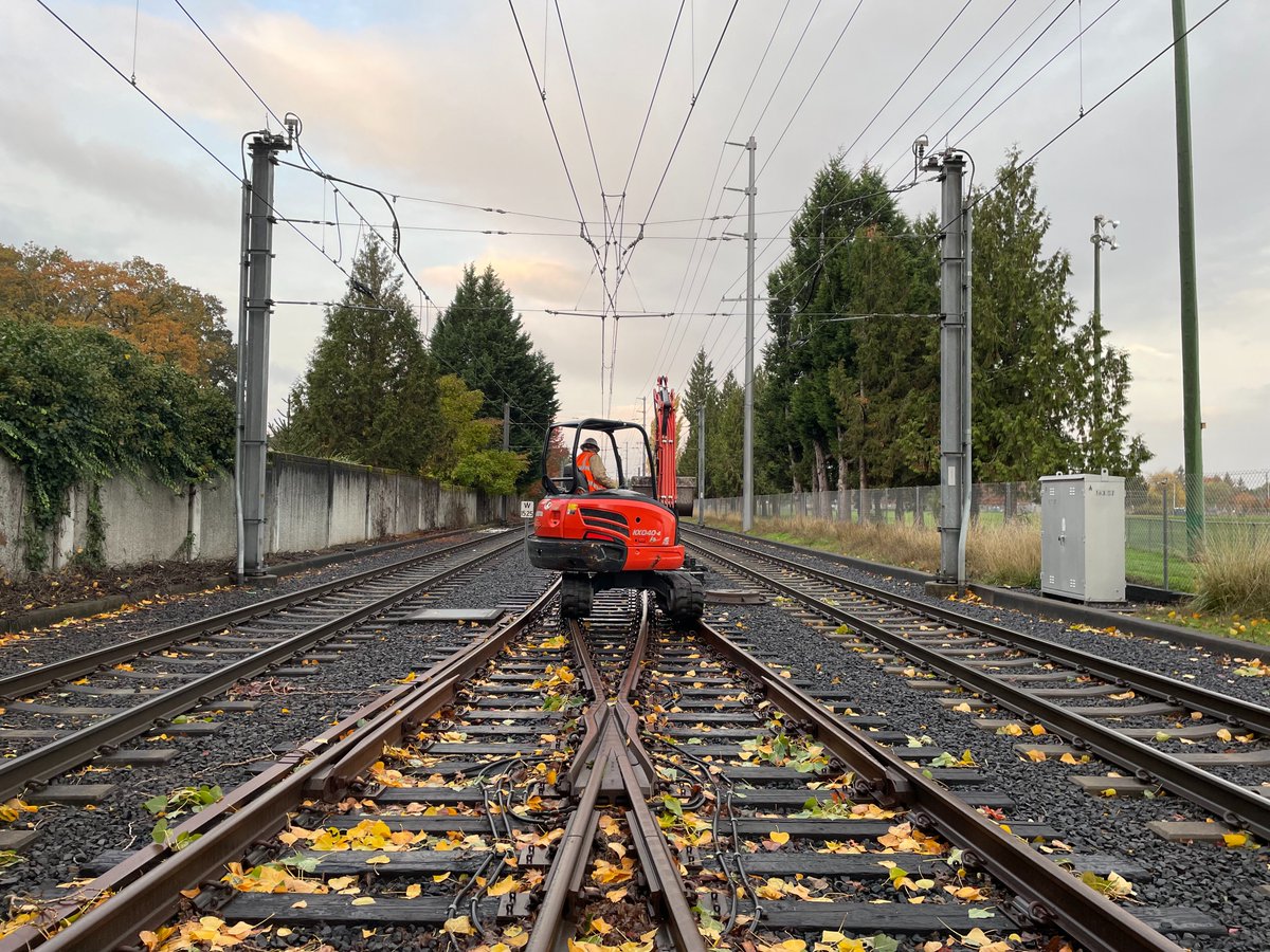 StacyWitbeck's tweet photo. Fall is right on track in Portland. Enjoy these photos from the @trimet MAX Red Line project.
#trimet #portland #fall #portlandfall #railroad #stacyandwitbeck #webuildcoolstuff https://t.co/OgxhyoiPlI