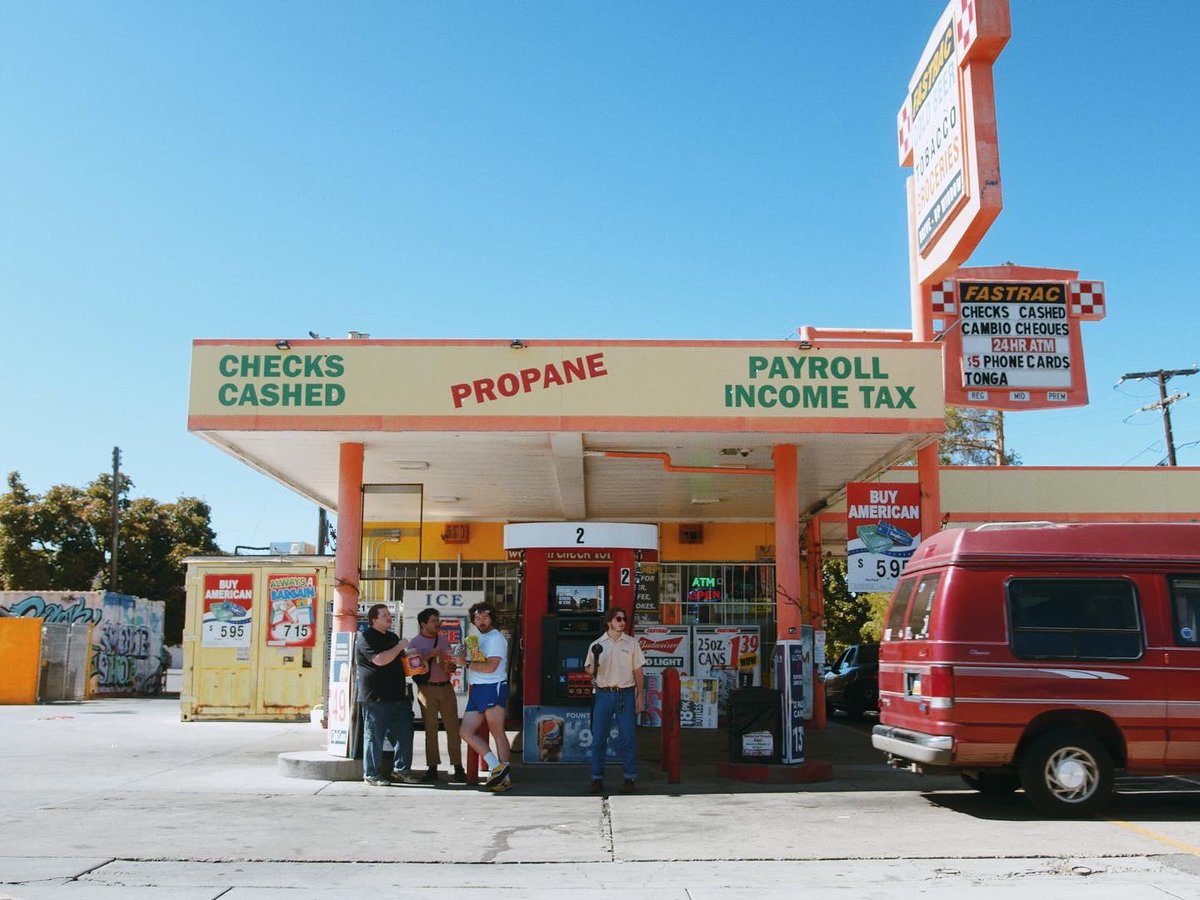 tomperband's tweet image. our debut music vid is out!!!
art direction by @costcomuffinz !

youtu.be/2fzS8T5zerM