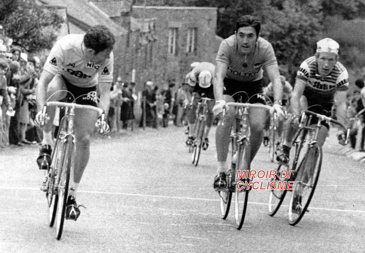 Miroir2Cyclisme's tweet photo. Cyrille Guimard, maillot jaune, à la lutte avec Eddy Merckx (Tour 1972)
Cyrille Guimard, #yellowjersey, in the fight with Eddy Merckx (Tour 1972)
📸 MC
#CyrilleGuimard #EddyMerckx #TDF #TDF1972 #Bignan #cyclisme #cycling #ciclismo #maillotjaune https://t.co/c22ohBa0jg