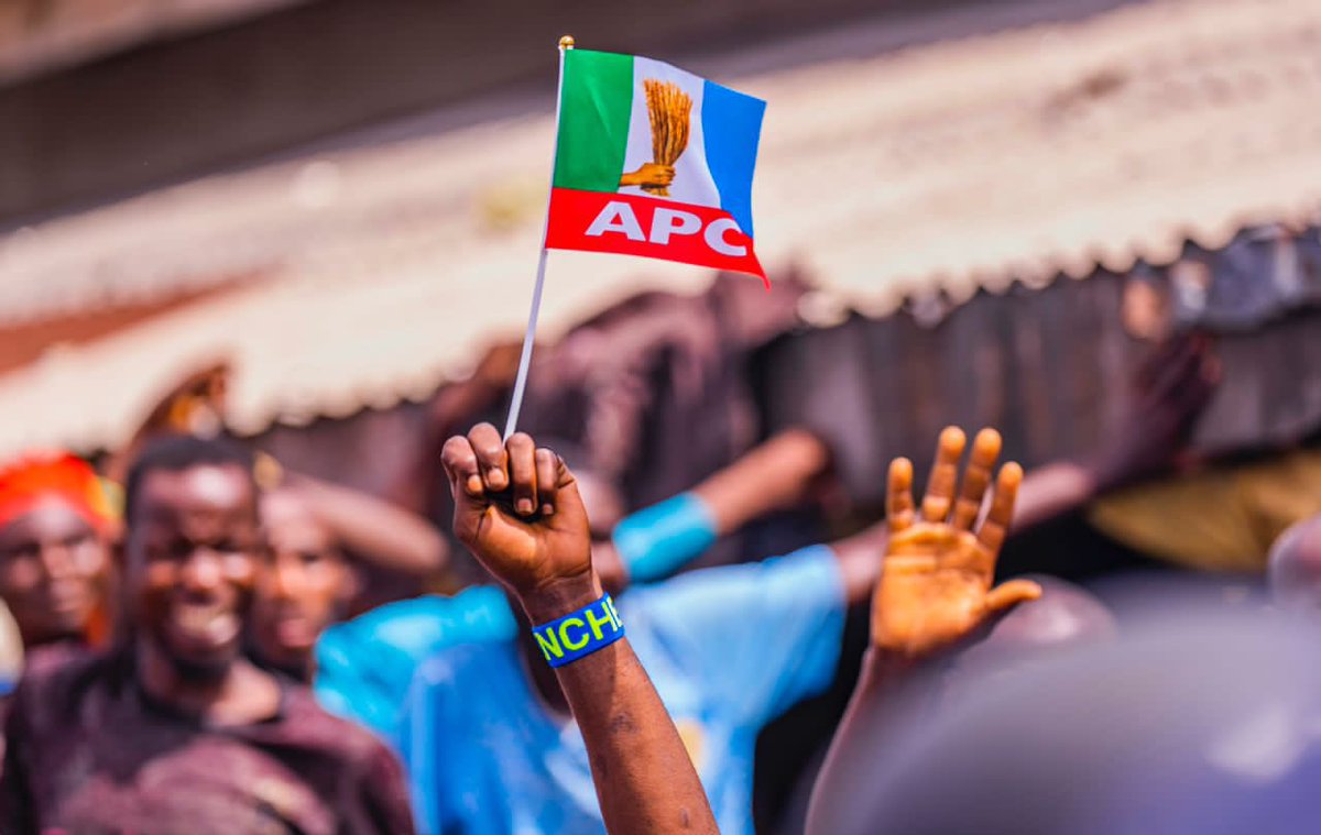TSSO_NG's tweet photo. The APC campaign trail visited Alaba Rago Market in Lagos. Let by Sen @KashimSM and Host Gov @jidesanwoolu #Bat23 #APC #TSSO https://t.co/vIwt72KXX0