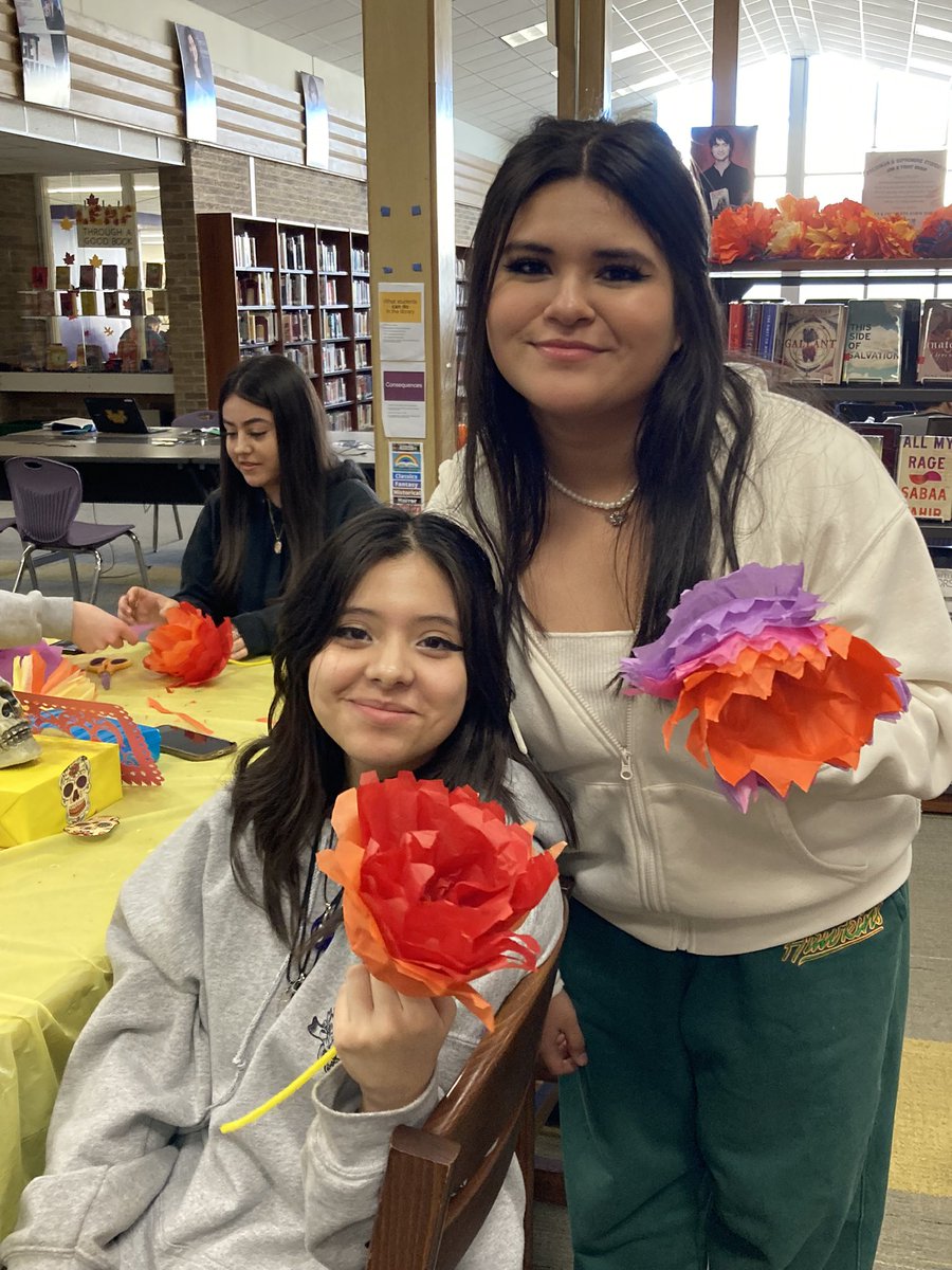 Sp1Wheeler's tweet photo. @SraNoll and I brought our classes together to learn from each other about Día de Los Muertos. Gracias a @WHSreads for all the great activities! @BulldogLife_WHS https://t.co/otZnfxNwHY
