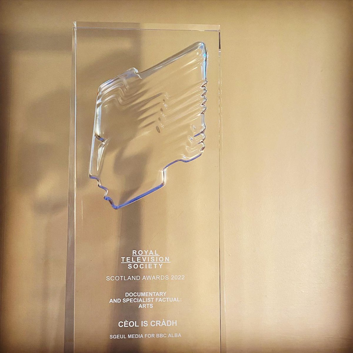 Still completely over the moon that Ceòl is Cràdh won Best Arts Documentary at @RTSScotland awards on Sun 🥳🍾 what an absolute honour! Thanks to the amazing big team who made it happen! xx @SgeulM @MGALBA @corrinahewat @laurajwilkie @bbcalba @chloebrycemusic @maureenflip