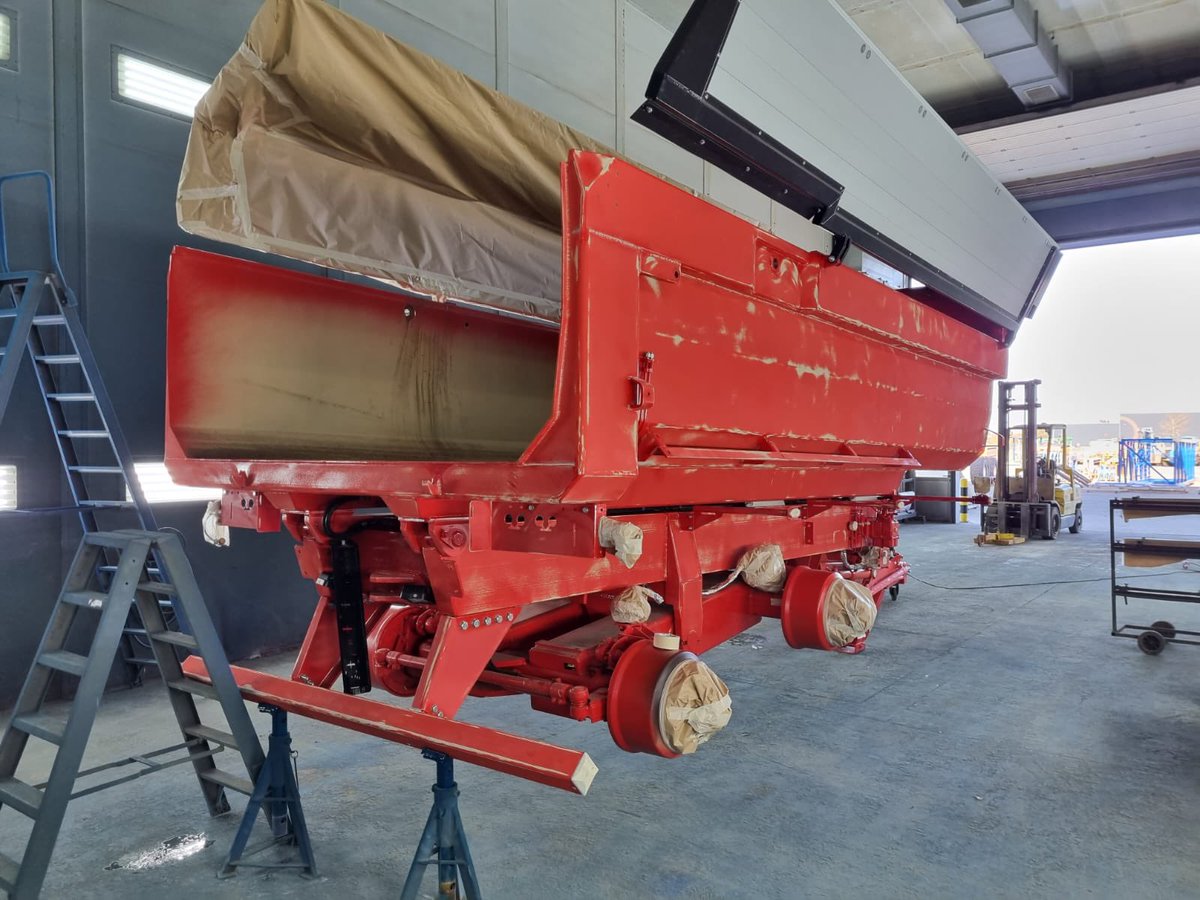 diverse mooie projecten onder handen in de spuiterij bij <a href="/PRIMAequipment/">PRIMA Equipment</a> 

Het longfront is compleet voorzien van nieuwe bussen na lassen en kotteren waarna het in de bekende Hyundai kleur is gespoten. 

Voor een andere klant wordt de dumper compleet voorzien van een nieuwe lak