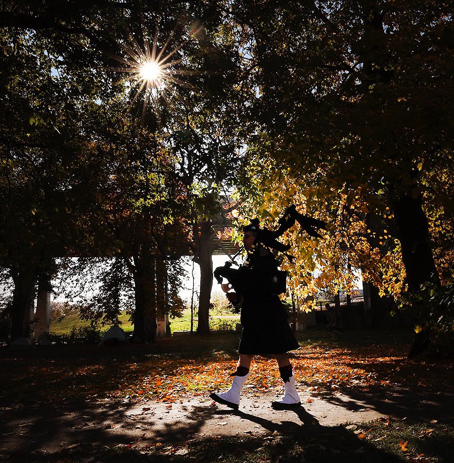 rlautens's tweet photo. A piper marches the grounds near Fort York as the last of several million trees was planted as part of the Highway of Heroes Tree Campaign. #highwayofheroestreecampaign #pipemajor #lestweforget #toronto #fortyork https://t.co/9G5aTETW3q