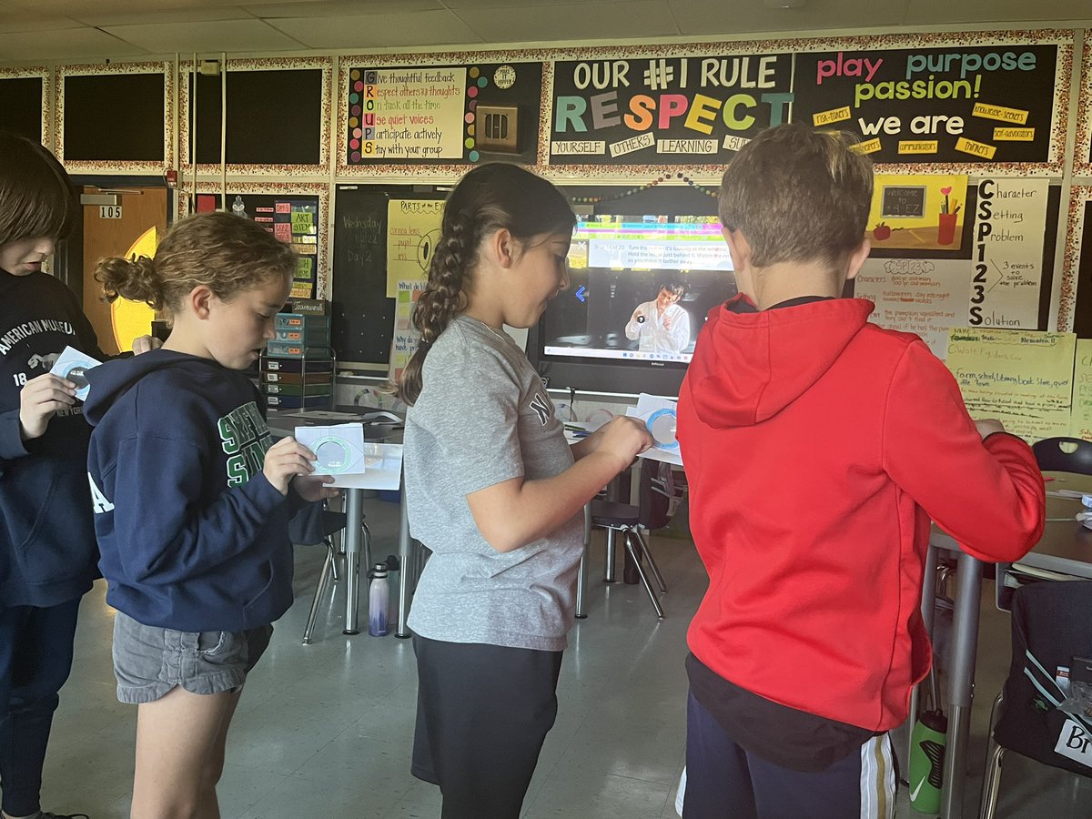 4EZ using their model eyes to examine the relationship between the cornea and retina!  Super cool!