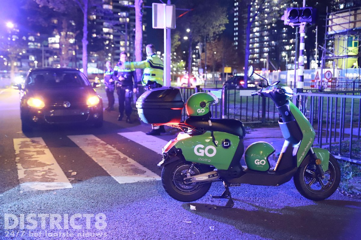 RedactieD8's tweet photo. Op de #MartinusNijhofflaan in #Delft heeft een ongeval plaatsgevonden tussen een auto en een Go-Sharing scooter. 

Volgens getuigen is de automobilist op de achterkant gebotst. De opzittende van de scooter raakte gewond. De Martinus Nijhofflaan is korte tijd afgesloten. https://t.co/QSBT3DtMKI