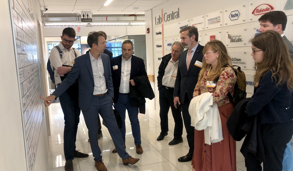 FranceinBoston's tweet photo. A l'occasion de #NETVA2022 CG @SoykurtM a visité @LabCentral avec @JFruehauf. Les startups de LabCentral ont créé 2000+ emplois au MA au cours des 5 dernières années et beaucoup d'autres aux 🇺🇸, ils prévoient de se développer et d'ouvrir 2 incubateurs en 🇫🇷 @BioLabsHQ! https://t.co/TyP0RVvWYt
