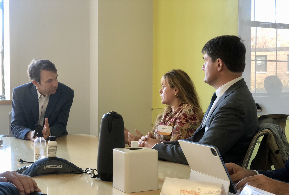 FranceinBoston's tweet photo. A l'occasion de #NETVA2022 CG @SoykurtM a visité @LabCentral avec @JFruehauf. Les startups de LabCentral ont créé 2000+ emplois au MA au cours des 5 dernières années et beaucoup d'autres aux 🇺🇸, ils prévoient de se développer et d'ouvrir 2 incubateurs en 🇫🇷 @BioLabsHQ! https://t.co/TyP0RVvWYt