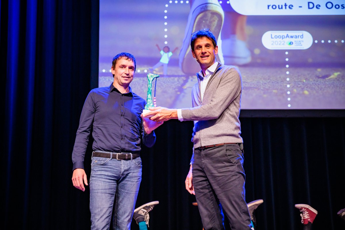 RuimtevoorLopen's tweet photo. Nog even de winnaar van de #LoopAward β#ruimte in de fysieke omgeving' in 't zonnetje.βοΈ @VolgDronten creΓ«ert met de #dementievriendelijke route de Oost een overzichtelijke, rustige straat met structuur, waardoor mensen met #dementie beter hun weg vinden. https://t.co/lKwyD71tZJ https://t.co/Z7KF9yRPAr