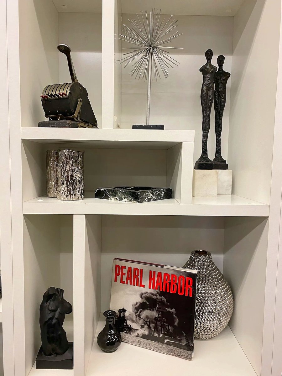 UniStudiosLot's tweet photo. Who doesn't love #shelf styling?!? Placing #books or #knickknacks around a set adds the finishing touch to a room design. π€ Every type of #handprop you need is available at Universal Studios Property department.
#UniProperty #SetDecoration #Design #HandProps https://t.co/dzQDYmA2sf