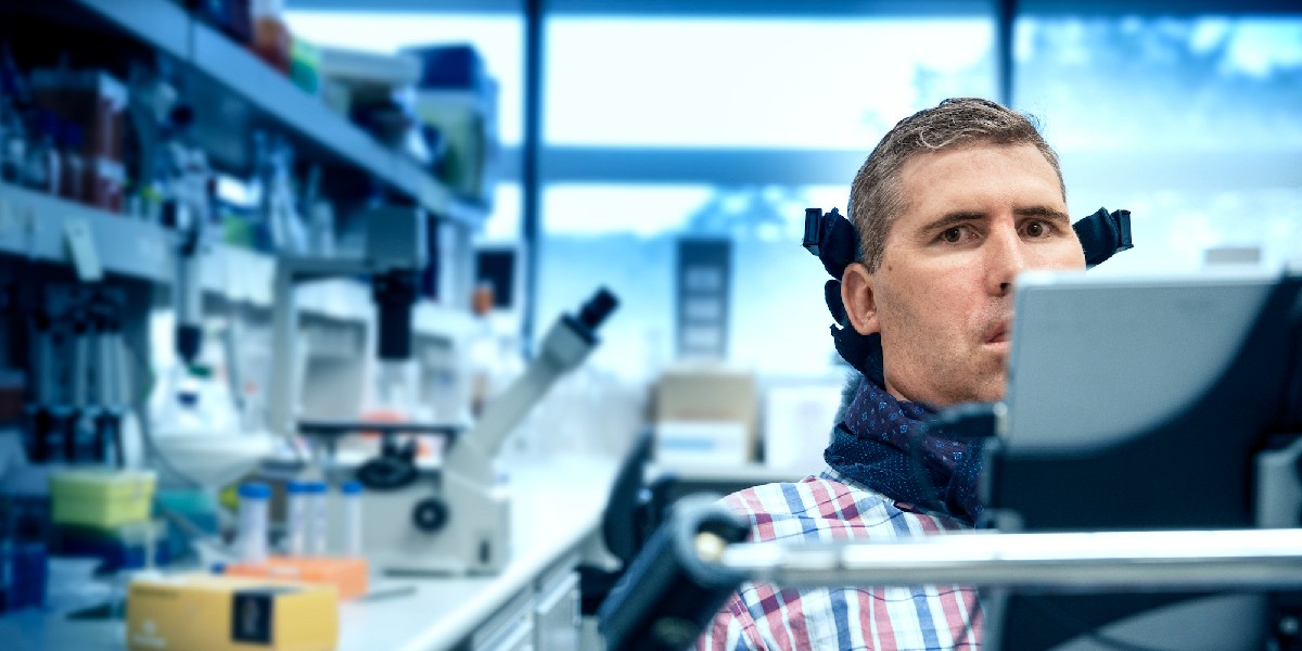 UOW's tweet photo. #UOW Professor @jjyerbury has received the award for Excellence in Medical Biological Sciences in the 2022 NSW Premier’s Prizes for Science &amp; Engineering. 🎉 Professor Yerbury’s work is dedicated to understanding motor neurone disease. 👉 https://t.co/f6Vgyd5k5p #MND https://t.co/V8FWjYvaIc