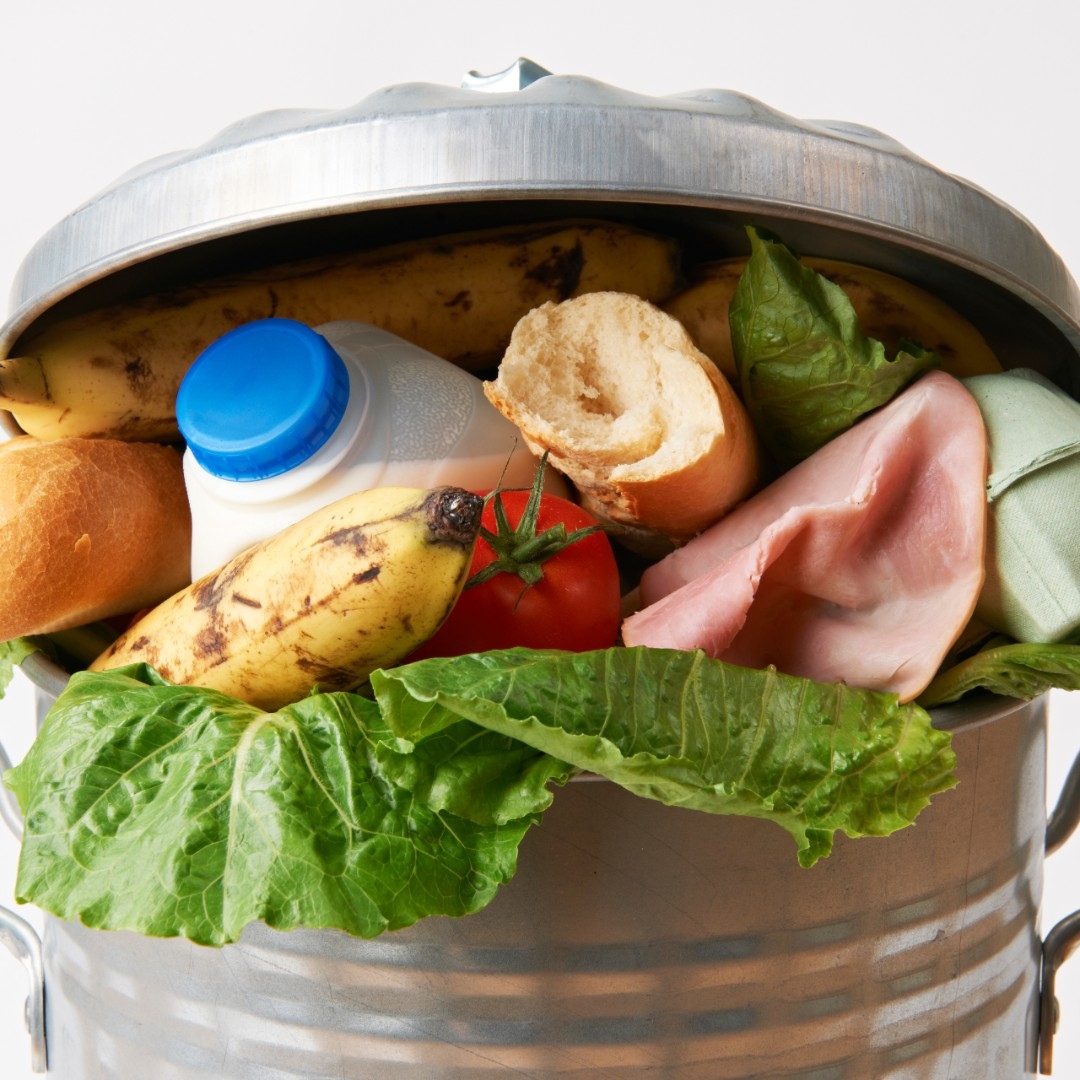 ShopMindfullyUK's tweet photo. Did you know that 8% of global greenhouse gas emissions is caused by food waste and that almost half of the food waste comes from our homes?

Check out our 3 simple changes below that can help you reduce your food waste: https://t.co/2tB3bd9JGU

#foodwaste #refill #zerowaste https://t.co/ZQPze9YddX