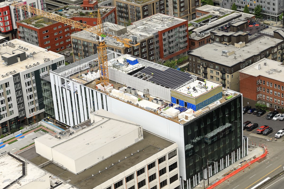 unicosolar's tweet photo. Snapshot of our crews hard at work deploying solar on the rooftop of the Cascadian building in downtown Seattle! https://t.co/TWYb4dqt3J