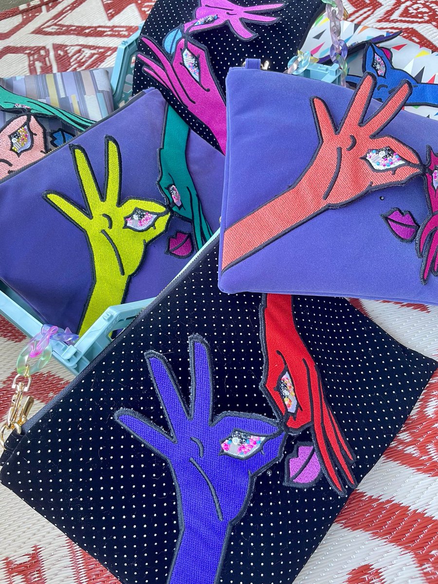 calamaristore's tweet photo. Get your hands of these! 👌👏🙌MARIVELOUS | Handmade clutch with shoulder strap, with trompe l'oeil design. Wearable art for all! 👁‍🗨🧿👁#calamarisarisari 👉https://t.co/yhXzm2vtQn👈 #handmadeclutch #slowfashion #wearableart #uniquequirkystyle #maximalistfashion #dressforyourself https://t.co/qdpfjgZE5V