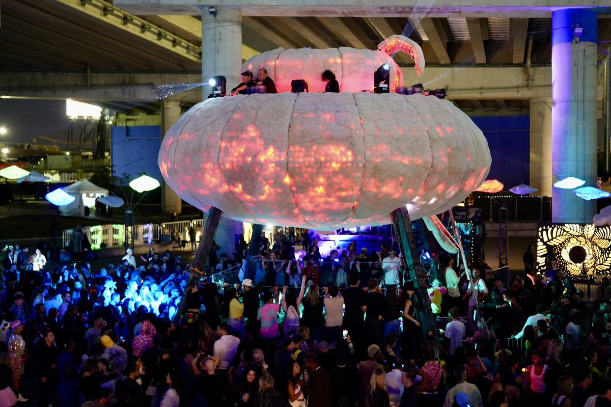 DarinEpsilon's tweet photo. Hey friends, my live set from @RealFluffyCloud #NewYorkCity is now online ☁️🗽 https://t.co/Efjs6mLPQ3

This was really one of the most unique experiences I've had in all my years of DJing!

Photo album https://t.co/EukX4Lbbxq

#thefluffycloud #fluffycloud #burningman #brooklyn https://t.co/uIrc3LIWgd