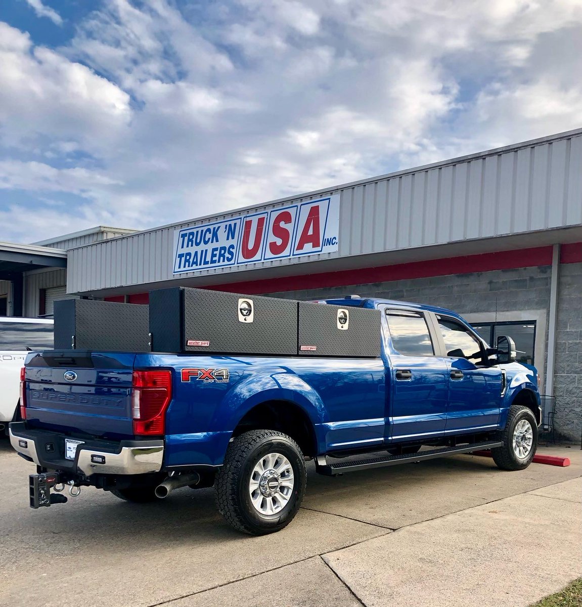 4tntusa's tweet photo. Job done! 
A good looking up fit with: Weather Guard Top Sider Boxes, Gen-Y Hitch, Rigid lights and Luverne Running Boards https://t.co/pI3U8G3BlV