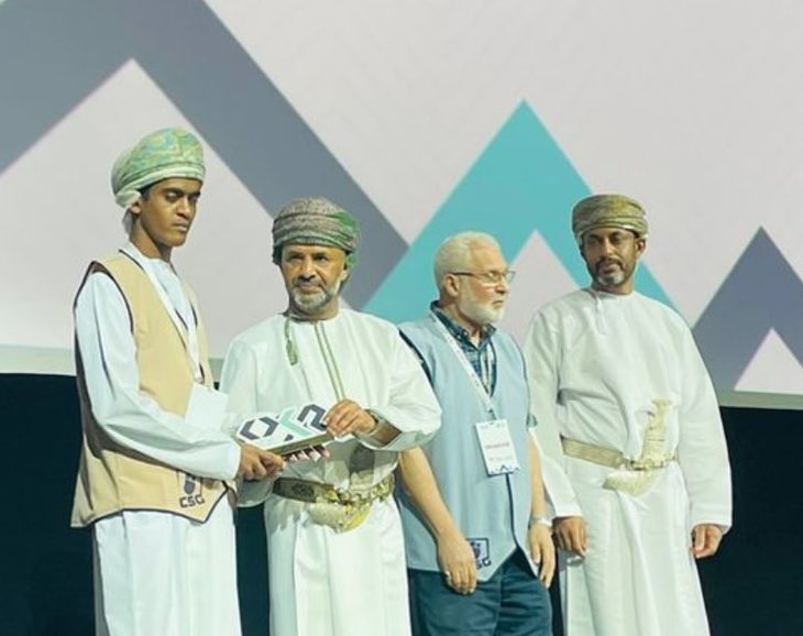 EduGovDkh's tweet photo. ُتُبارك #تعليمية_الداخلية لفريق المحافظة تتويجه بـ  #المركز_الأول في سباق عُمان للبرمجة فئة طلبة المدارس، مثّلَ الفريق الطالب/ محمد الشعيلي من مدرسة الشيخ ابن بركة السليمي للتعليم الأساسي، والطالبة/ رناد  الحراصية من مدرسة نزوى للتعليم الأساسي . https://t.co/GBnsxi04lI