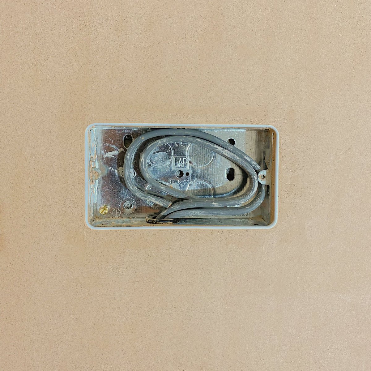 Penfold_P_S's tweet image. Electricians dream 💭 #plastered #plugsocket #penfoldplasteringservices