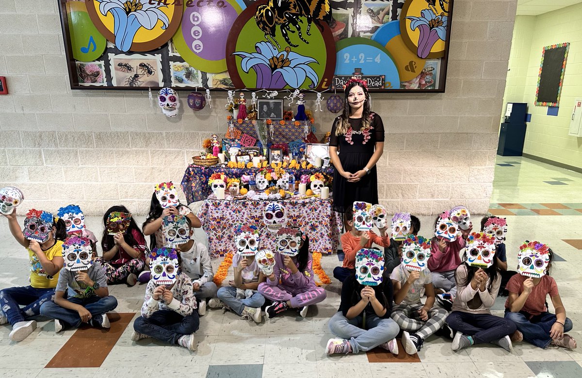 jimenezmcbee's tweet photo. Mis calaveritas 🧡 #DiaDeMuertos #whymcbee #bumblebees @Ms_MMartinez @ElementaryMcbee https://t.co/gGN4tD5Rdu